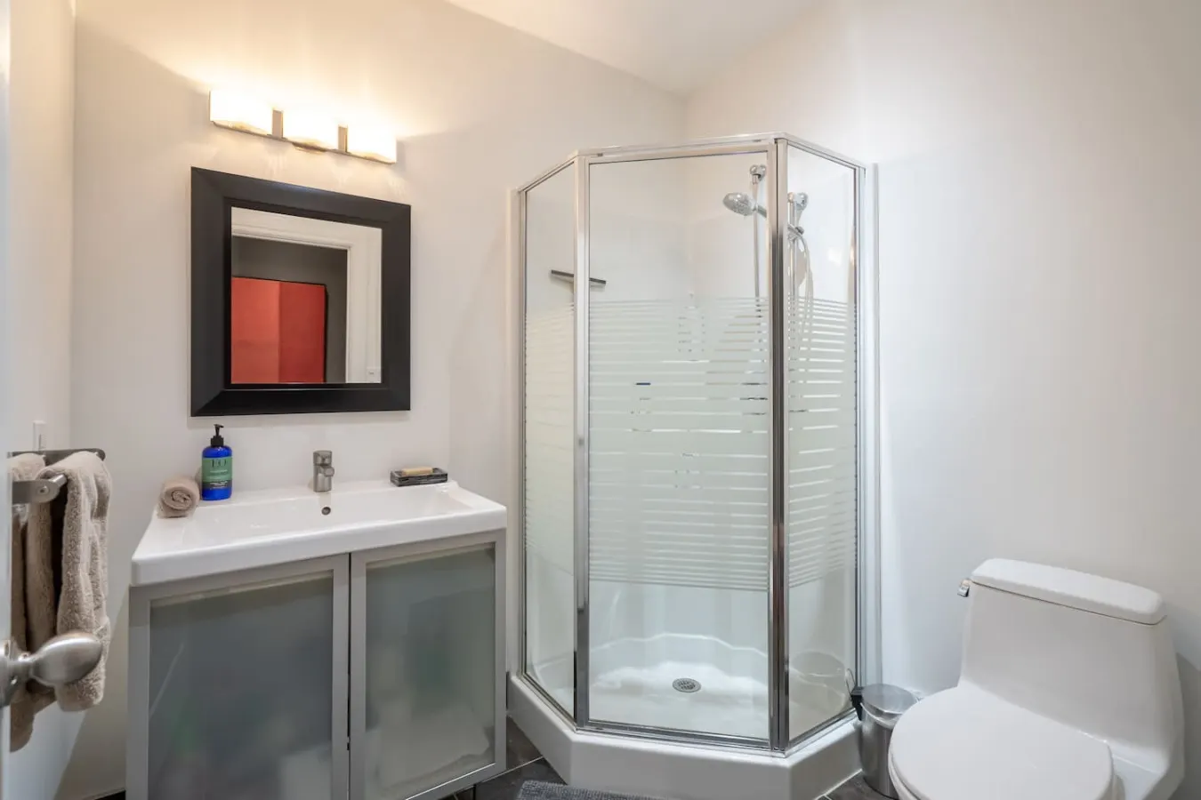 Stylish 2BR Suite Popular Leslieville Parking 11