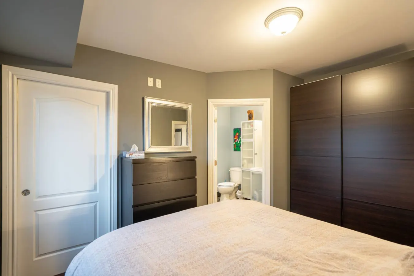 Stylish 2BR Suite Popular Leslieville Parking 12