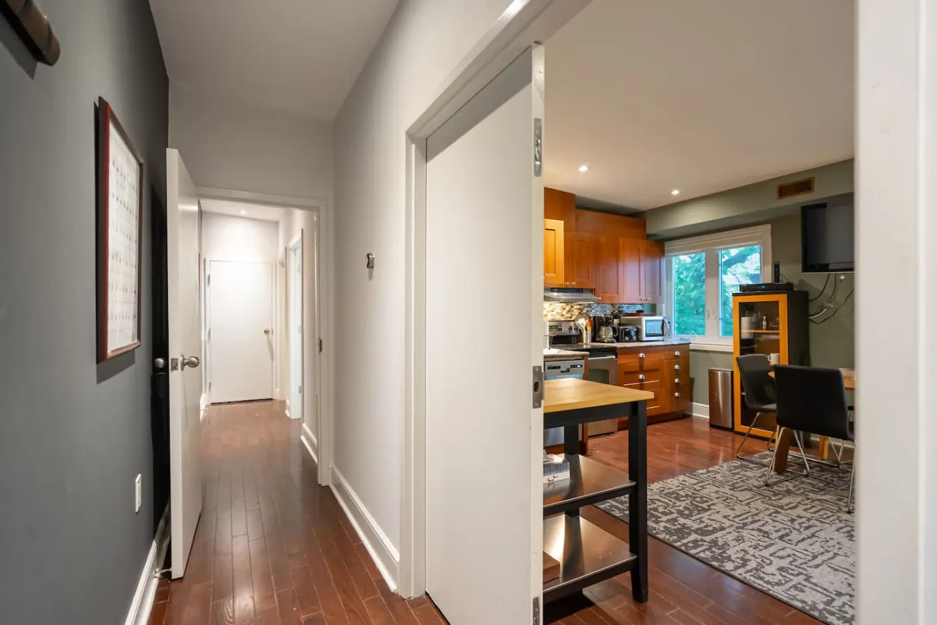 Stylish 2BR Suite Popular Leslieville Parking 15