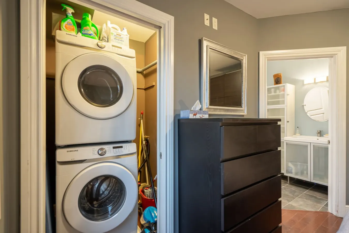 Stylish 2BR Suite Popular Leslieville Parking 18