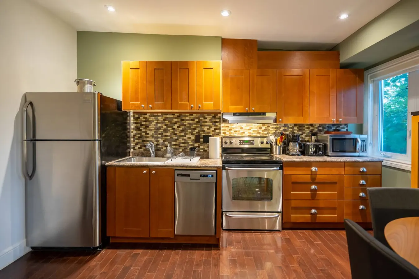 Stylish 2BR Suite Popular Leslieville Parking 19
