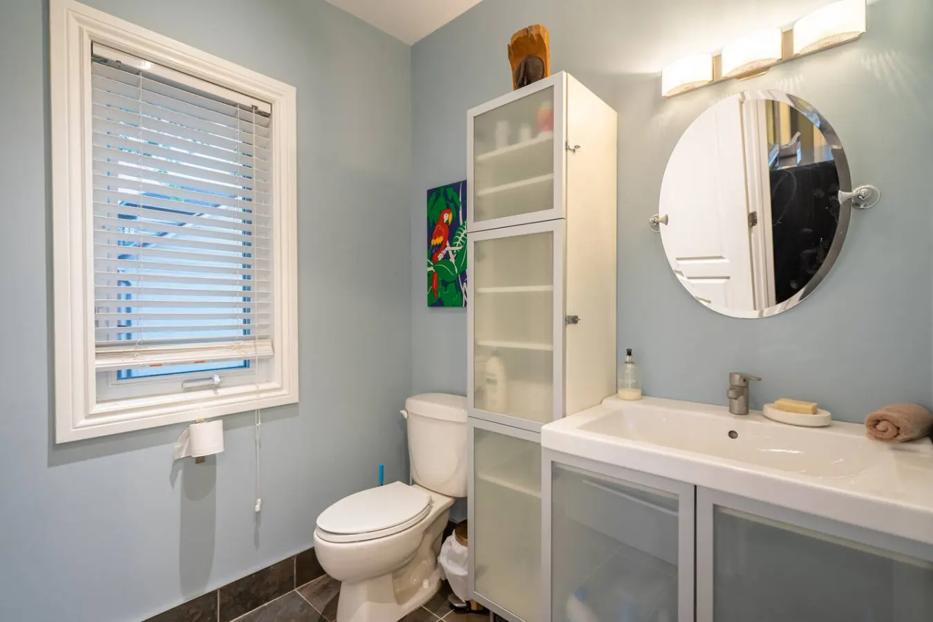Stylish 2BR Suite Popular Leslieville Parking 20