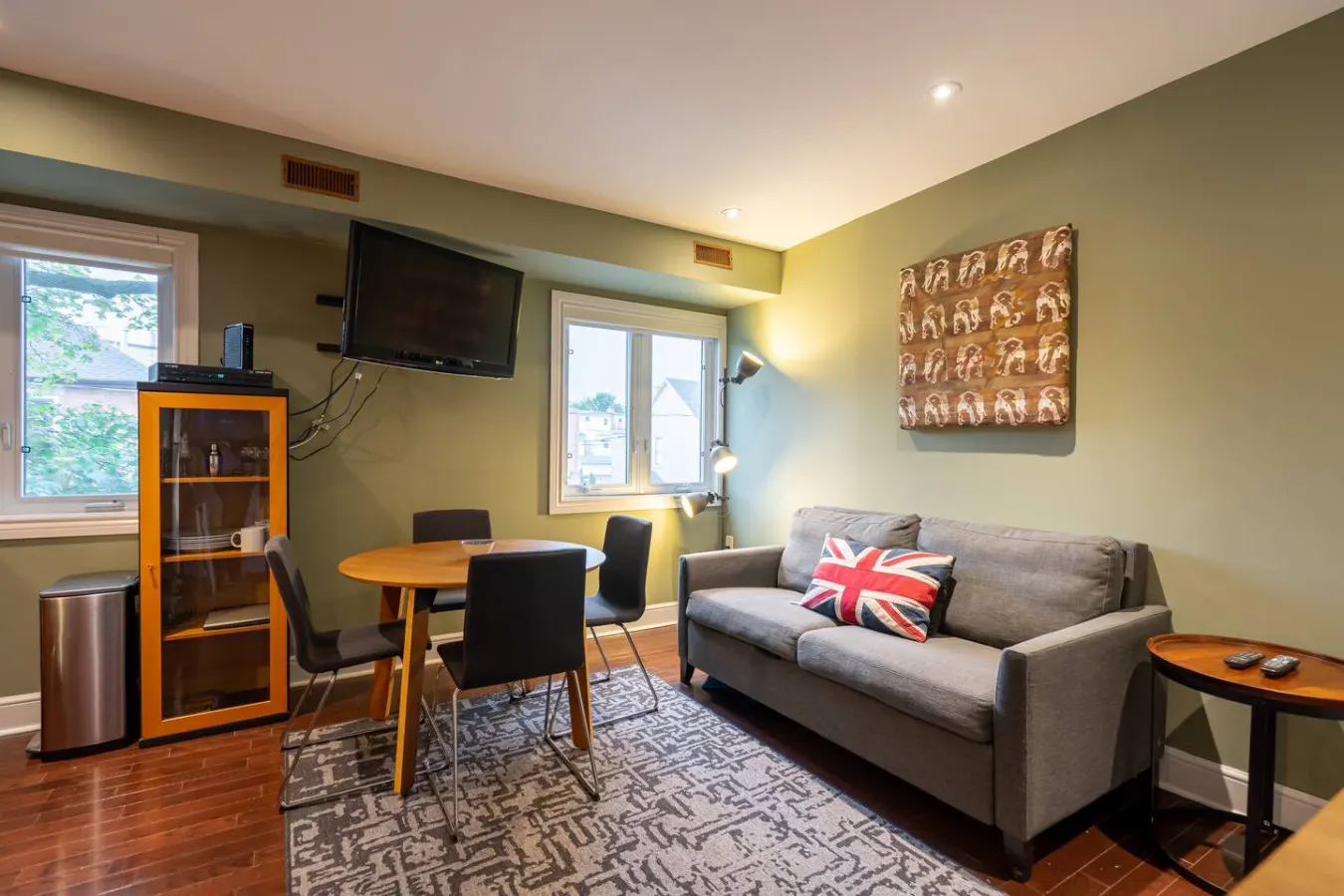 Stylish 2BR Suite • Popular Leslieville • Parking — photo 3