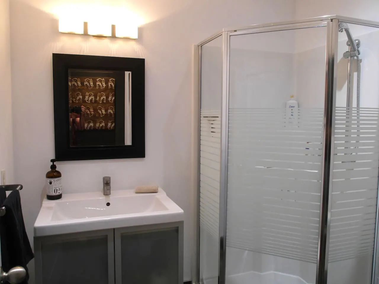 Stylish 2BR Suite • Popular Leslieville • Parking — photo 5