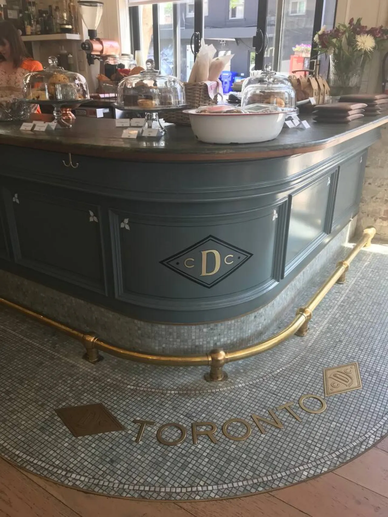 Stylish 2BR Suite Popular Leslieville Parking 8