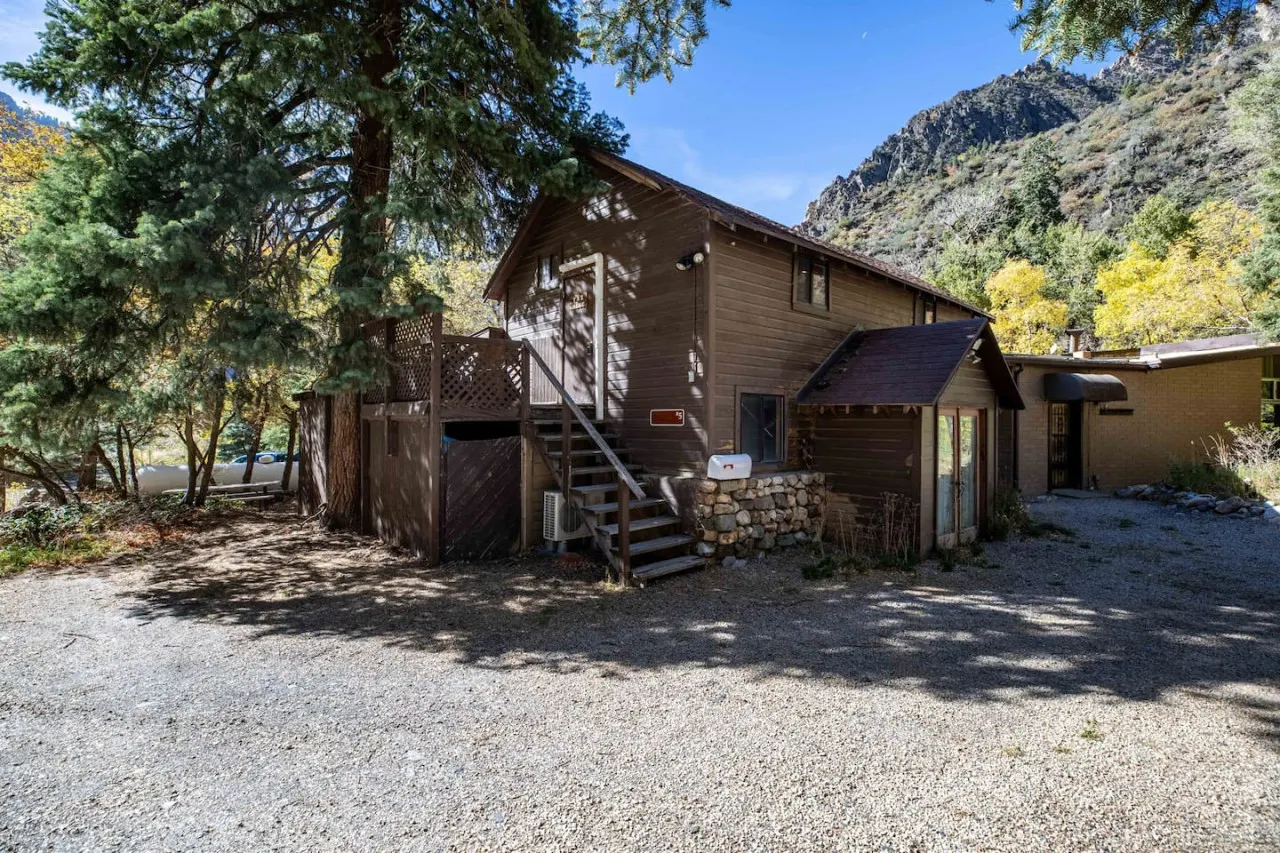 Mountain Apartment Located in BigCottonwood Canyon — photo 2