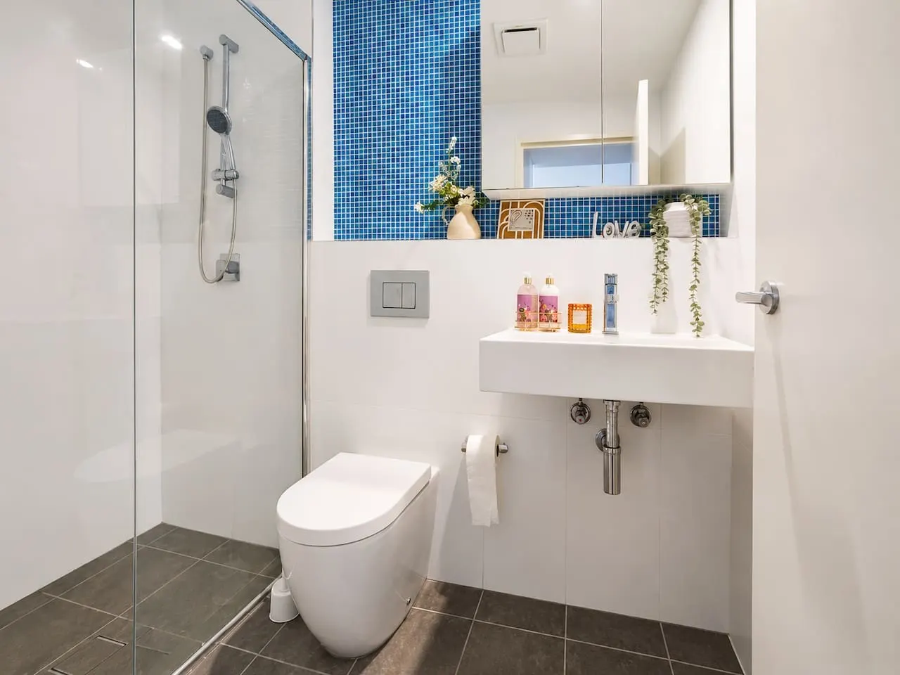 Dee Why 2BR Apartment Near Beach & Shops 11