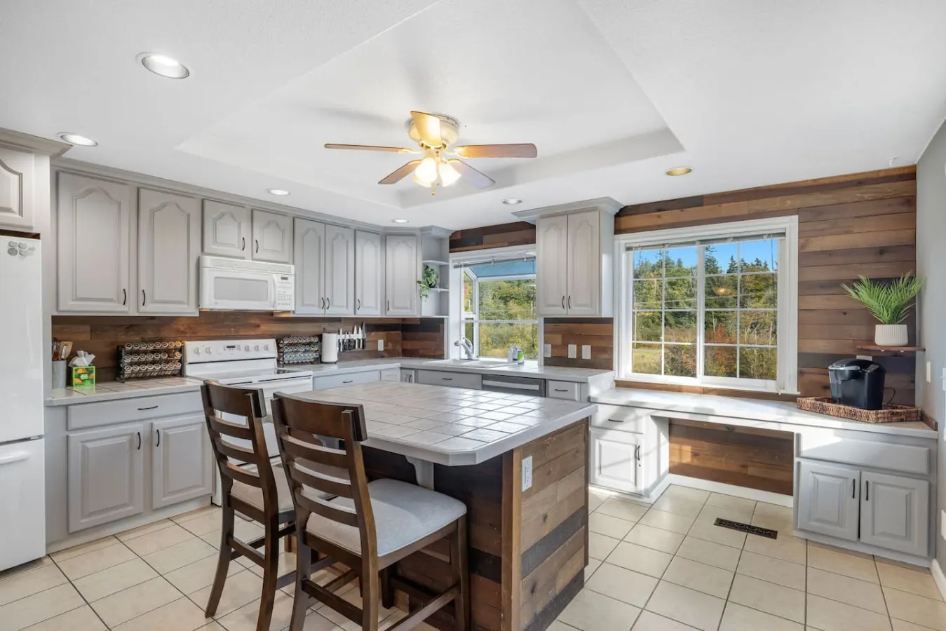 Spacious Family Escape: Hot Tub - Huge Yard 10