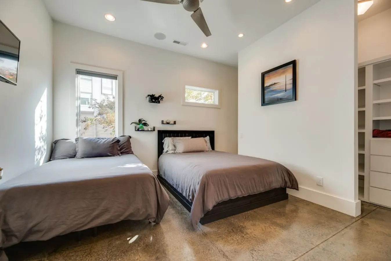 Downtown/Music Row/20 ft ceiling 9