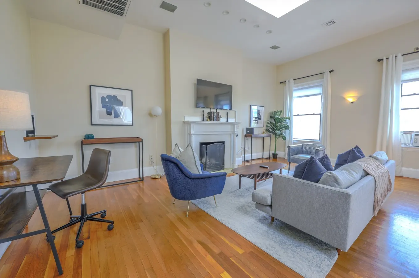 Luxury 4BR 3.5BA in Fenway w/ Laundry & Roof Deck! — photo 3