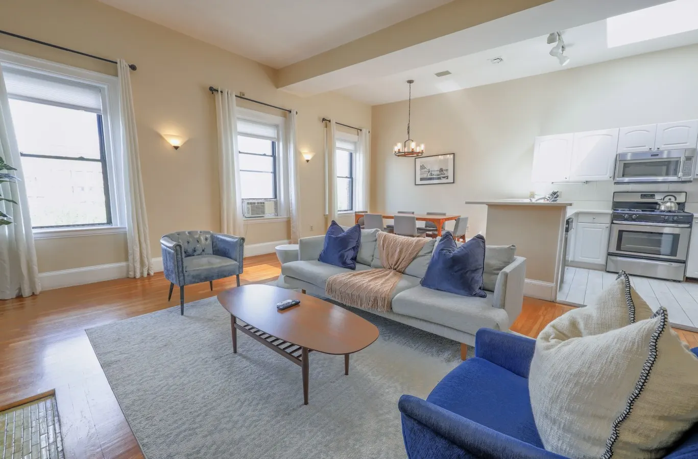 Luxury 4BR 3.5BA in Fenway w/ Laundry & Roof Deck! — photo 4