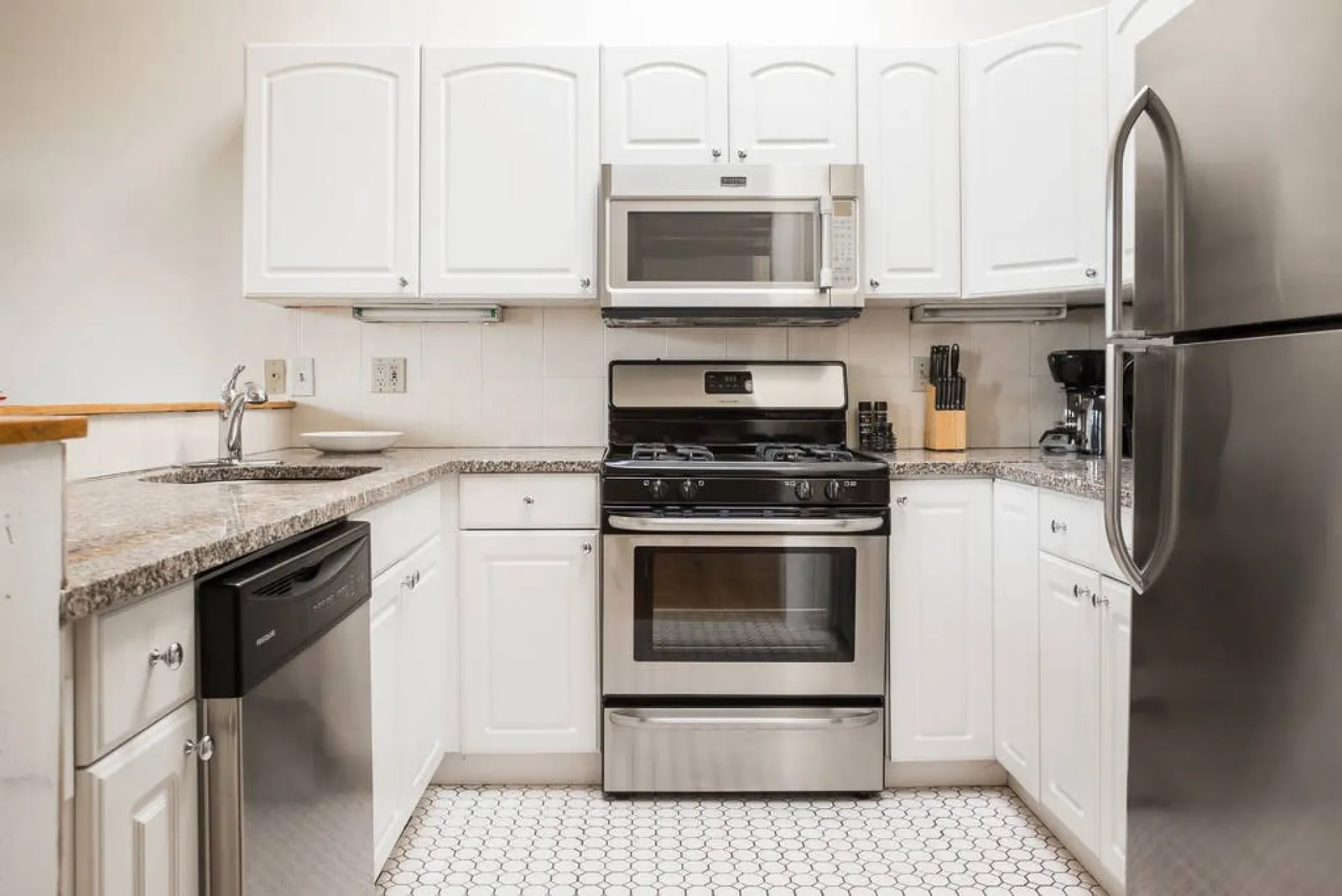 Luxury 4BR 3.5BA in Fenway w/ Laundry & Roof Deck! 6