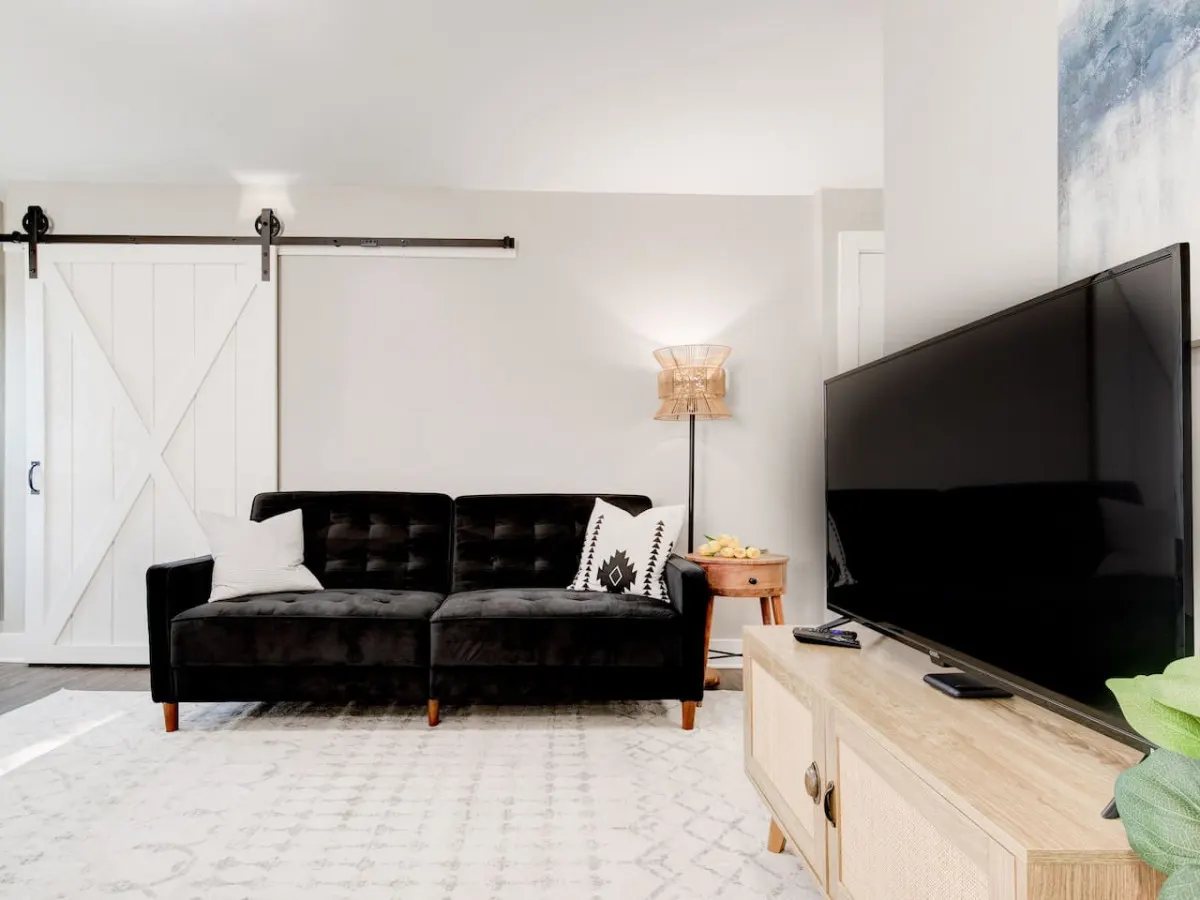 Cozy 1-Bedroom Retreat ~ New Remodel, Fast Wi-Fi 2