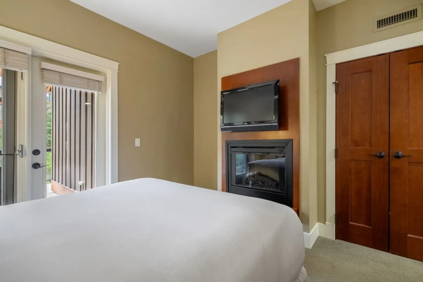 Solara Resort Suite: Hot Tub, BBQ & Park Pass 9