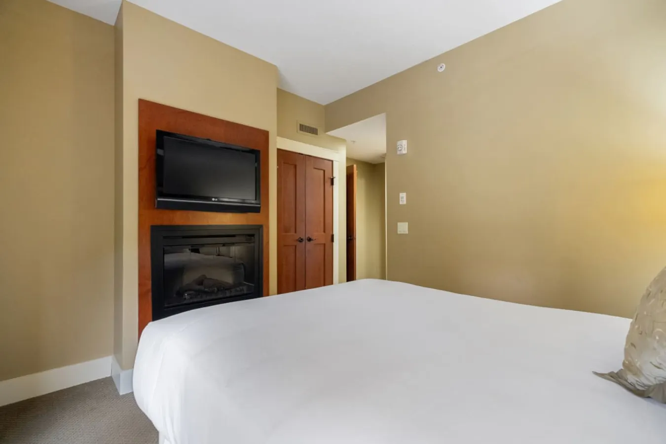 Solara Resort Suite: Hot Tub, BBQ & Park Pass 11