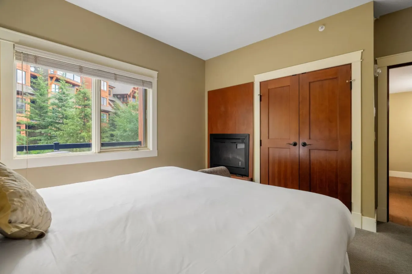 Solara Resort Suite: Hot Tub, BBQ & Park Pass 14