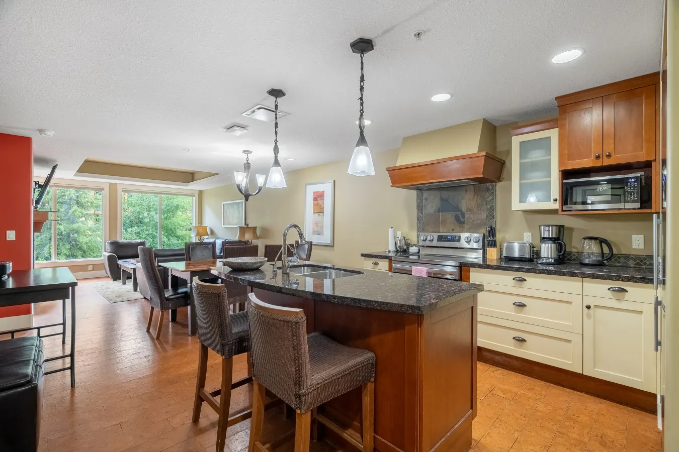 Solara Resort Suite: Hot Tub, BBQ & Park Pass 4