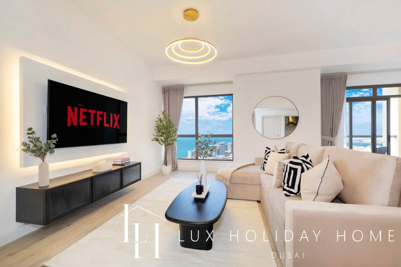 LUX The Dubai Eye Sea View Suite 11