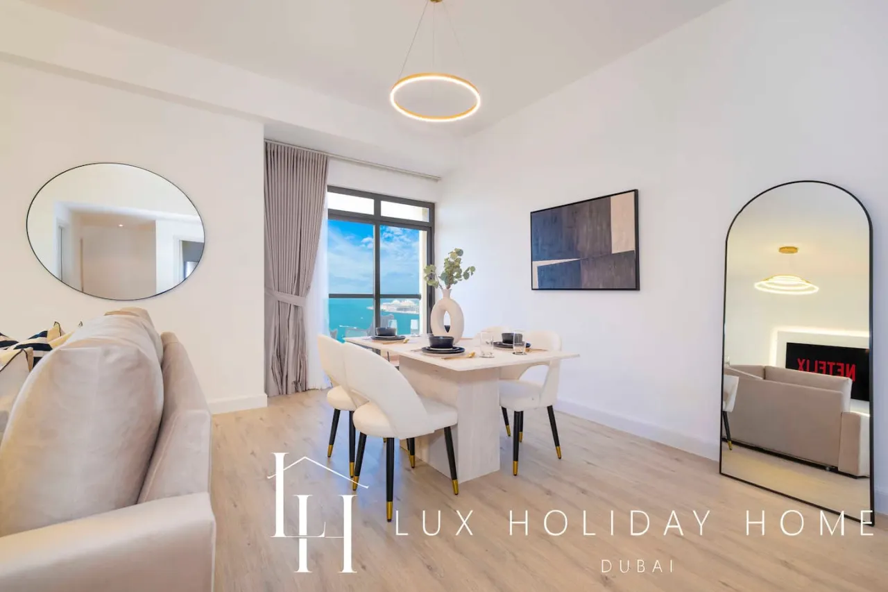 LUX The Dubai Eye Sea View Suite 12