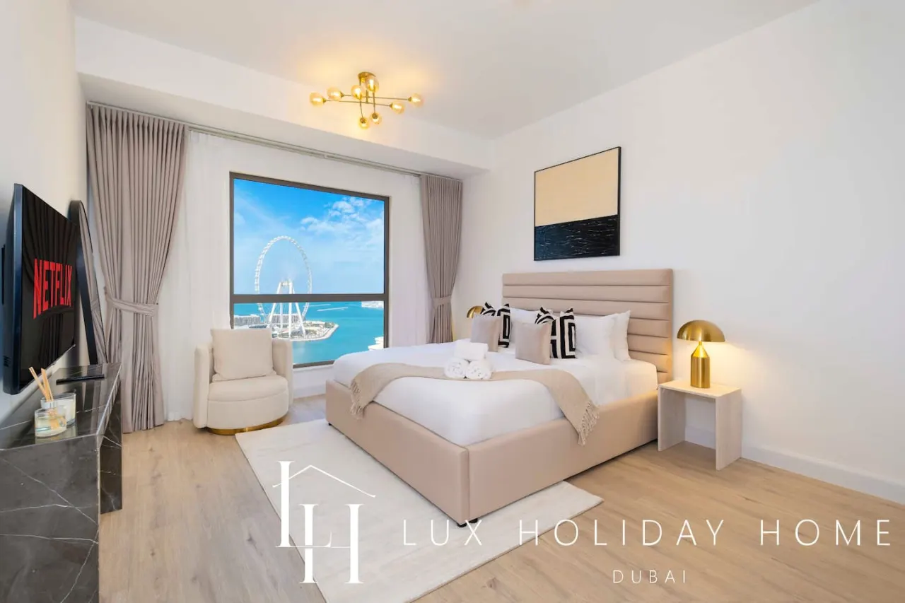 LUX The Dubai Eye Sea View Suite 15