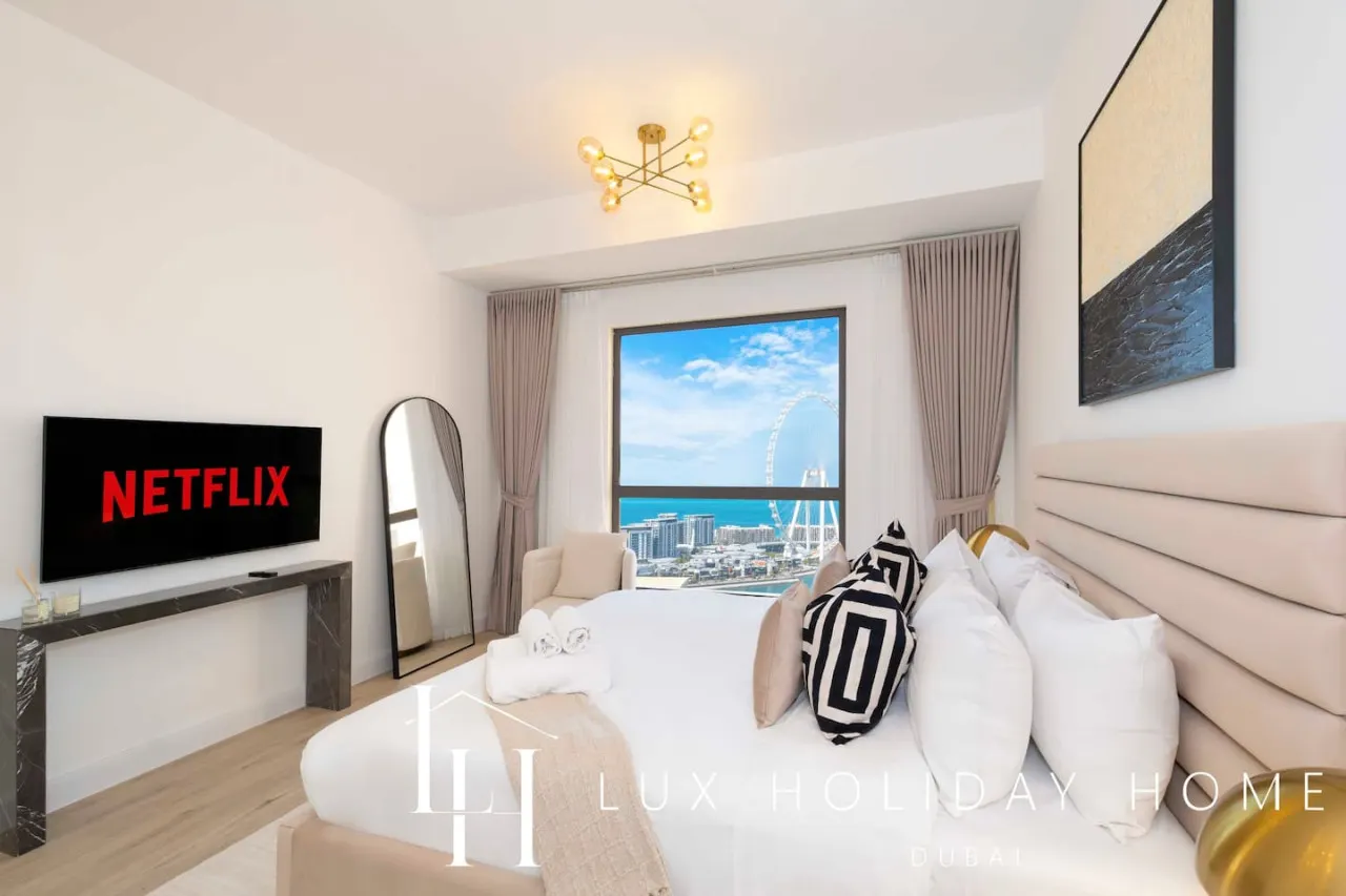 LUX The Dubai Eye Sea View Suite 16