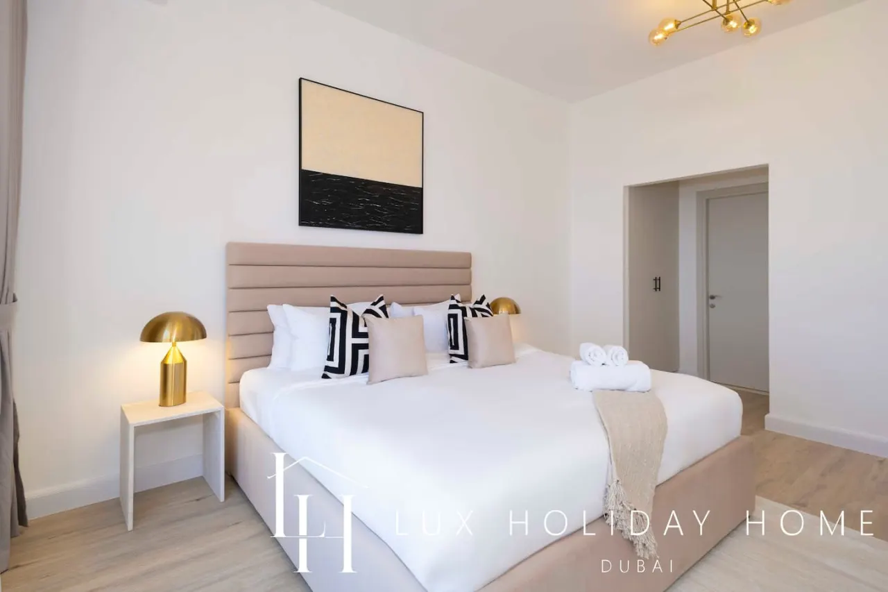 LUX The Dubai Eye Sea View Suite 17