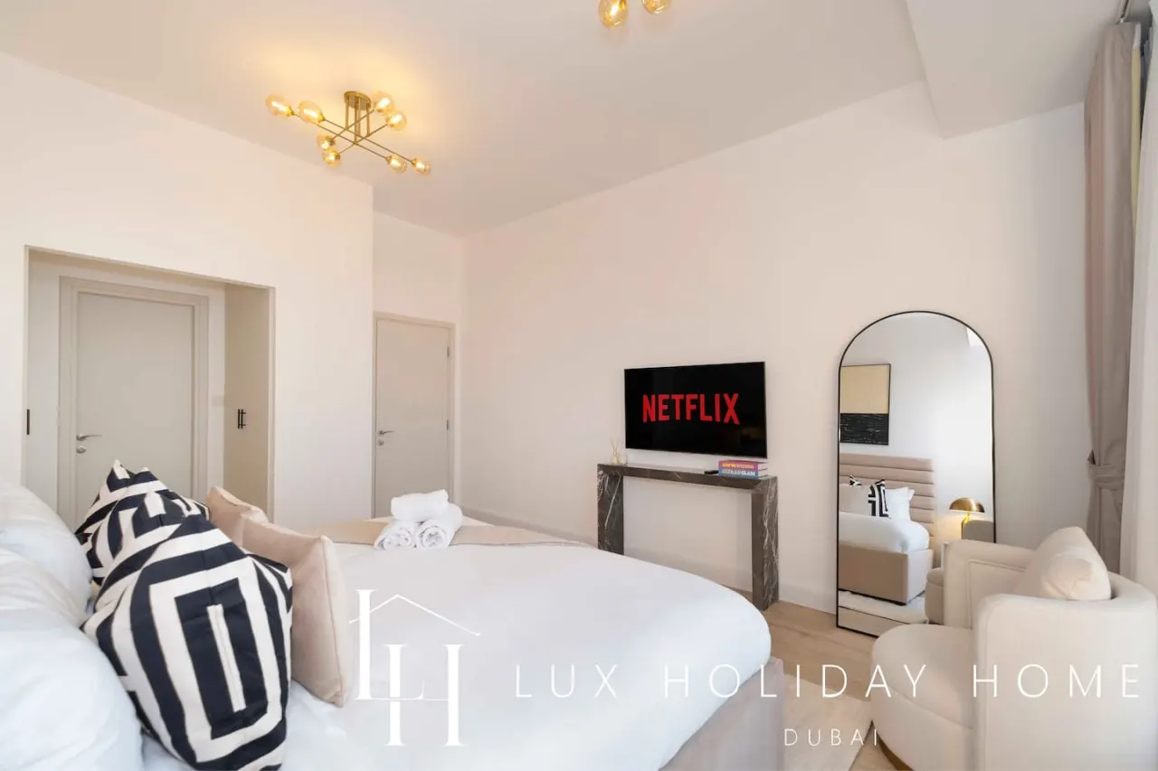 LUX The Dubai Eye Sea View Suite 18