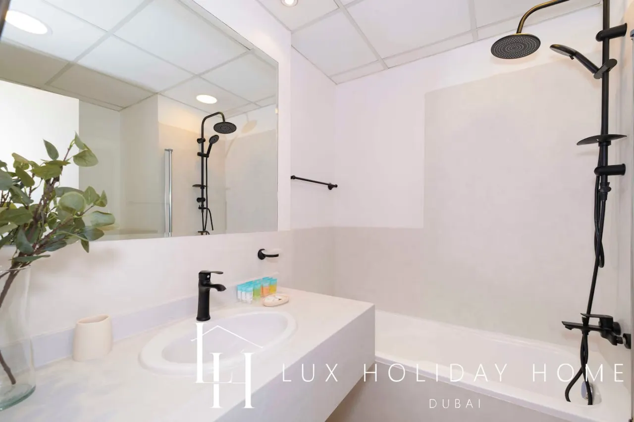 LUX The Dubai Eye Sea View Suite 19
