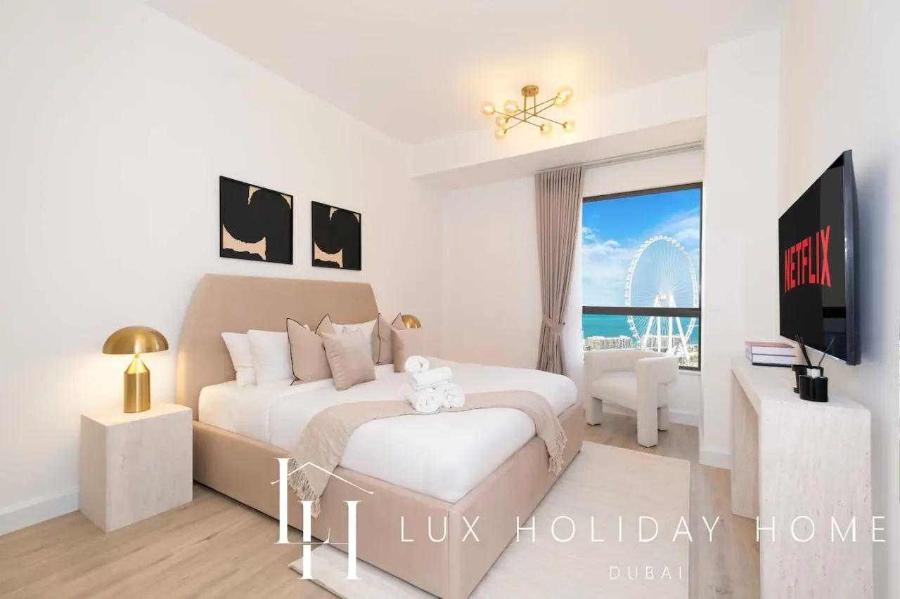 LUX The Dubai Eye Sea View Suite 6