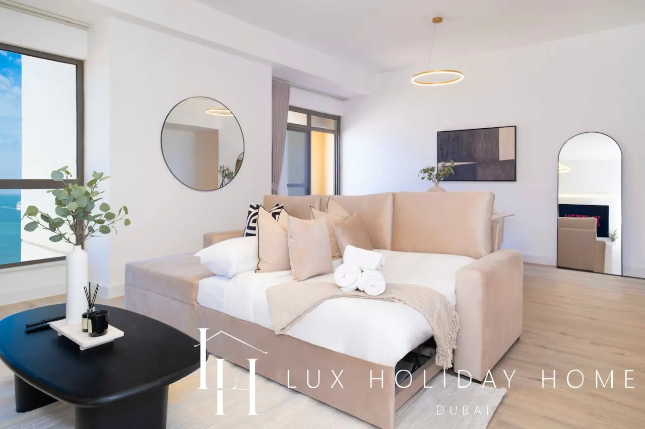 LUX The Dubai Eye Sea View Suite 7