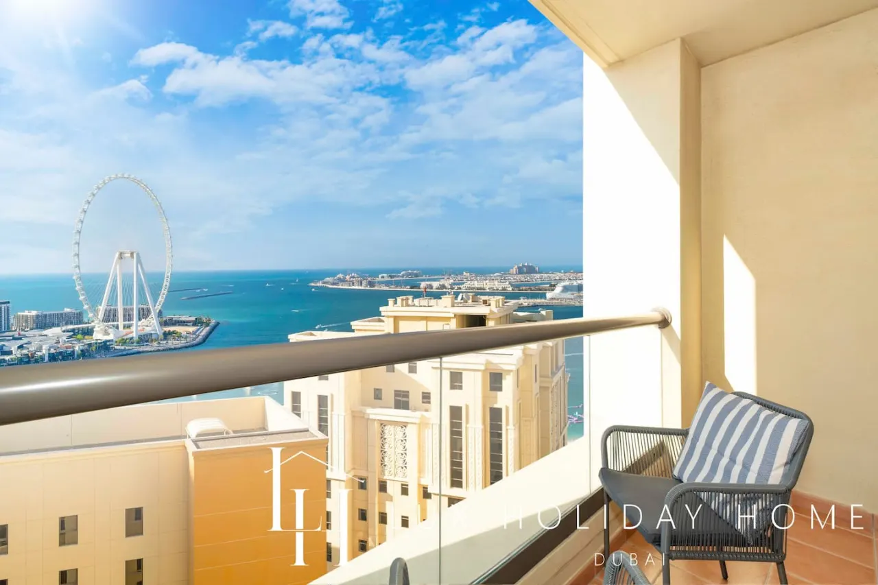 LUX The Dubai Eye Sea View Suite 8