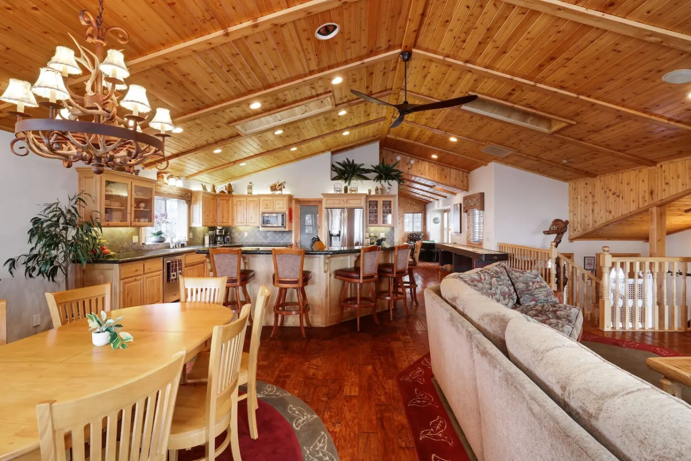 Treetop Oasis, Lux 5BR w Spa, Lake Views & EV 9