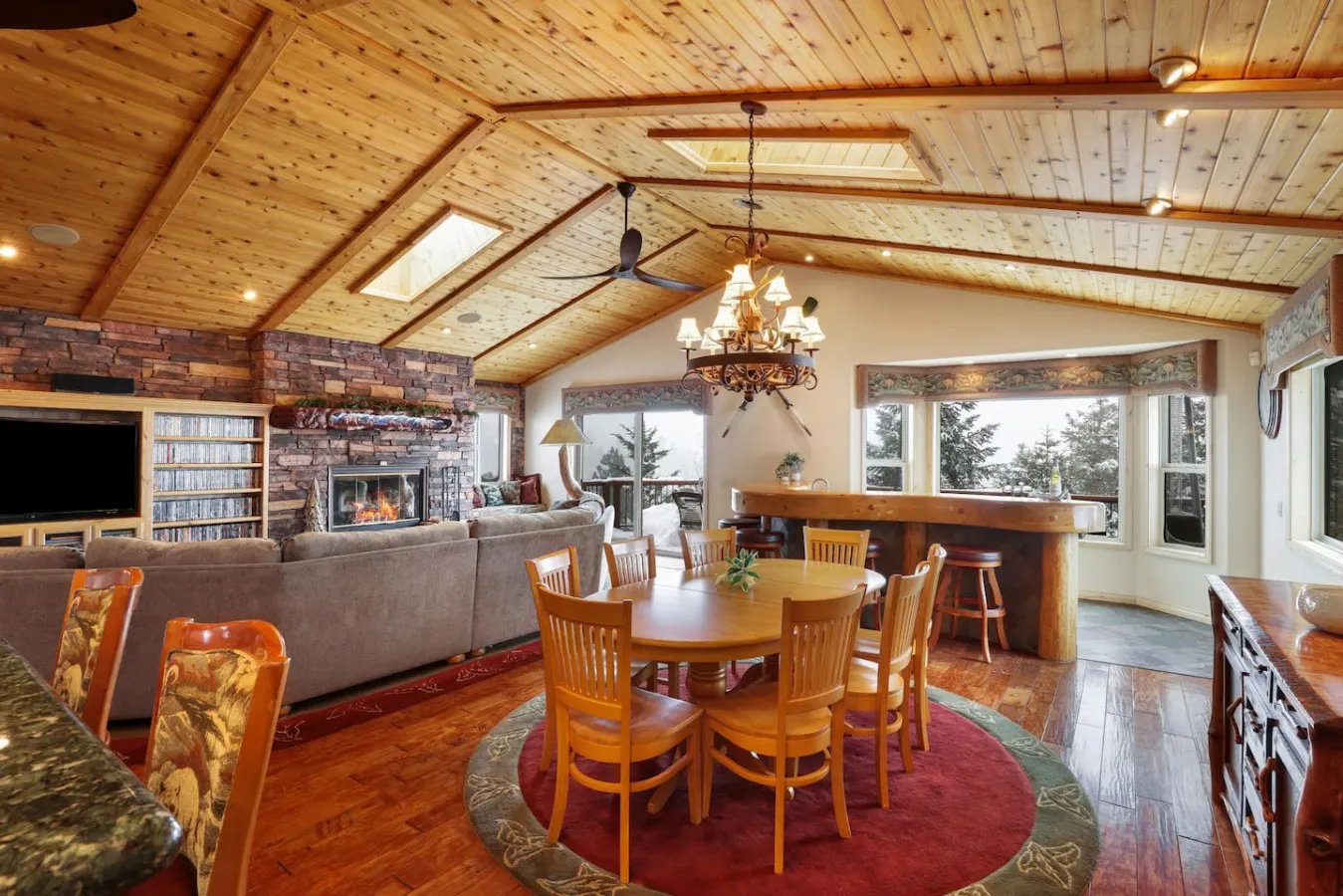 Treetop Oasis, Lux 5BR w Spa, Lake Views & EV 14