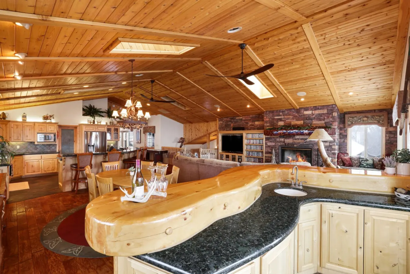 Treetop Oasis, Lux 5BR w Spa, Lake Views & EV 15