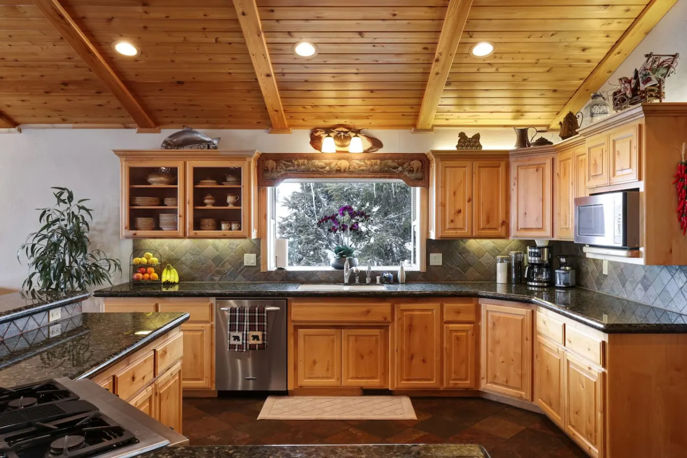 Treetop Oasis, Lux 5BR w Spa, Lake Views & EV 6