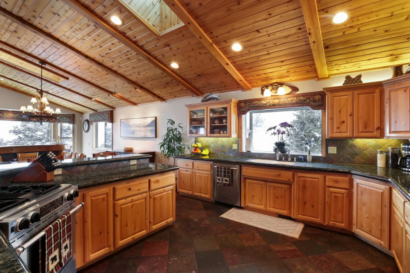 Treetop Oasis, Lux 5BR w Spa, Lake Views & EV 7