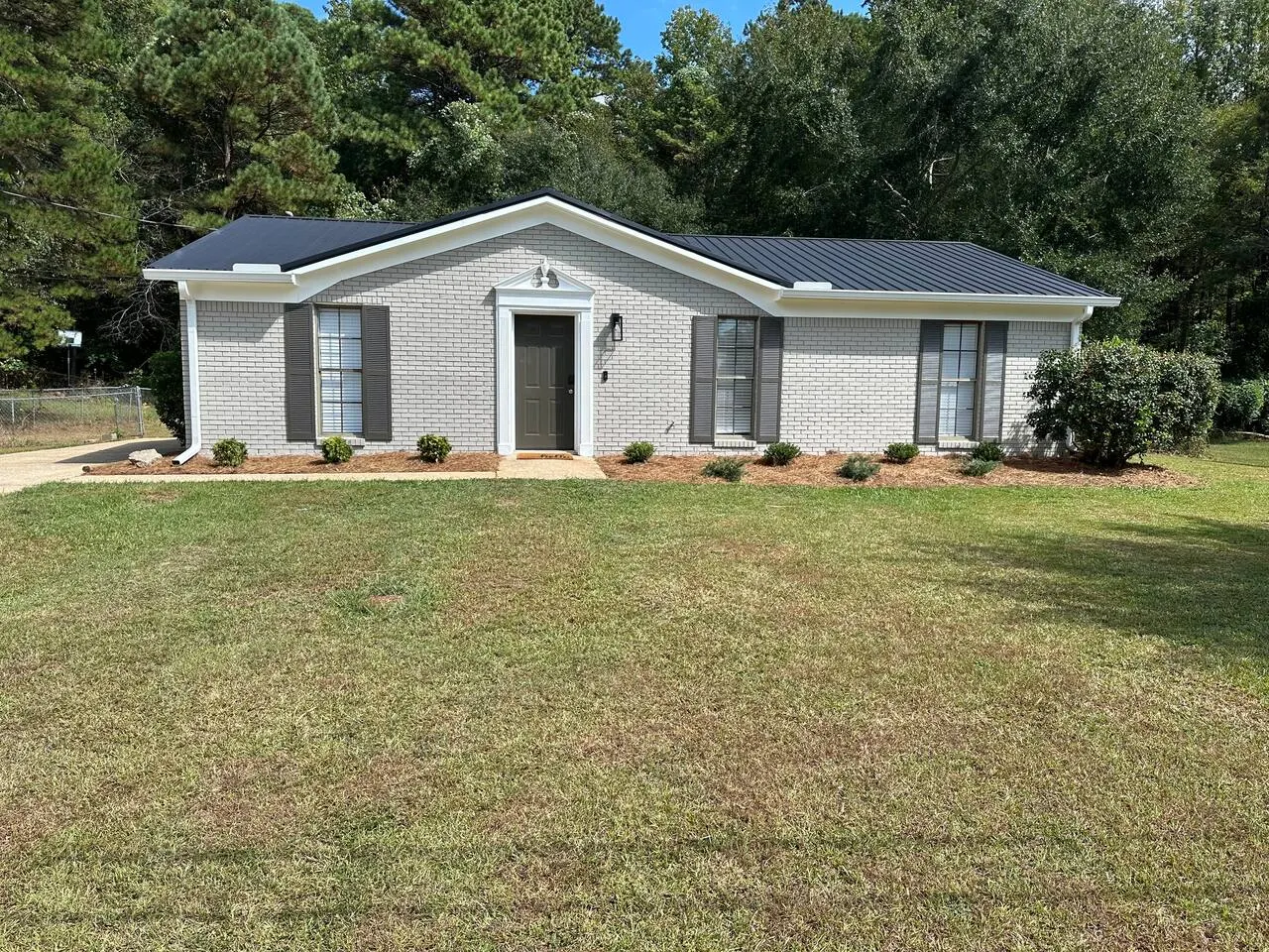 Cozy 3BR Retreat w/King bed minutes to JSU!