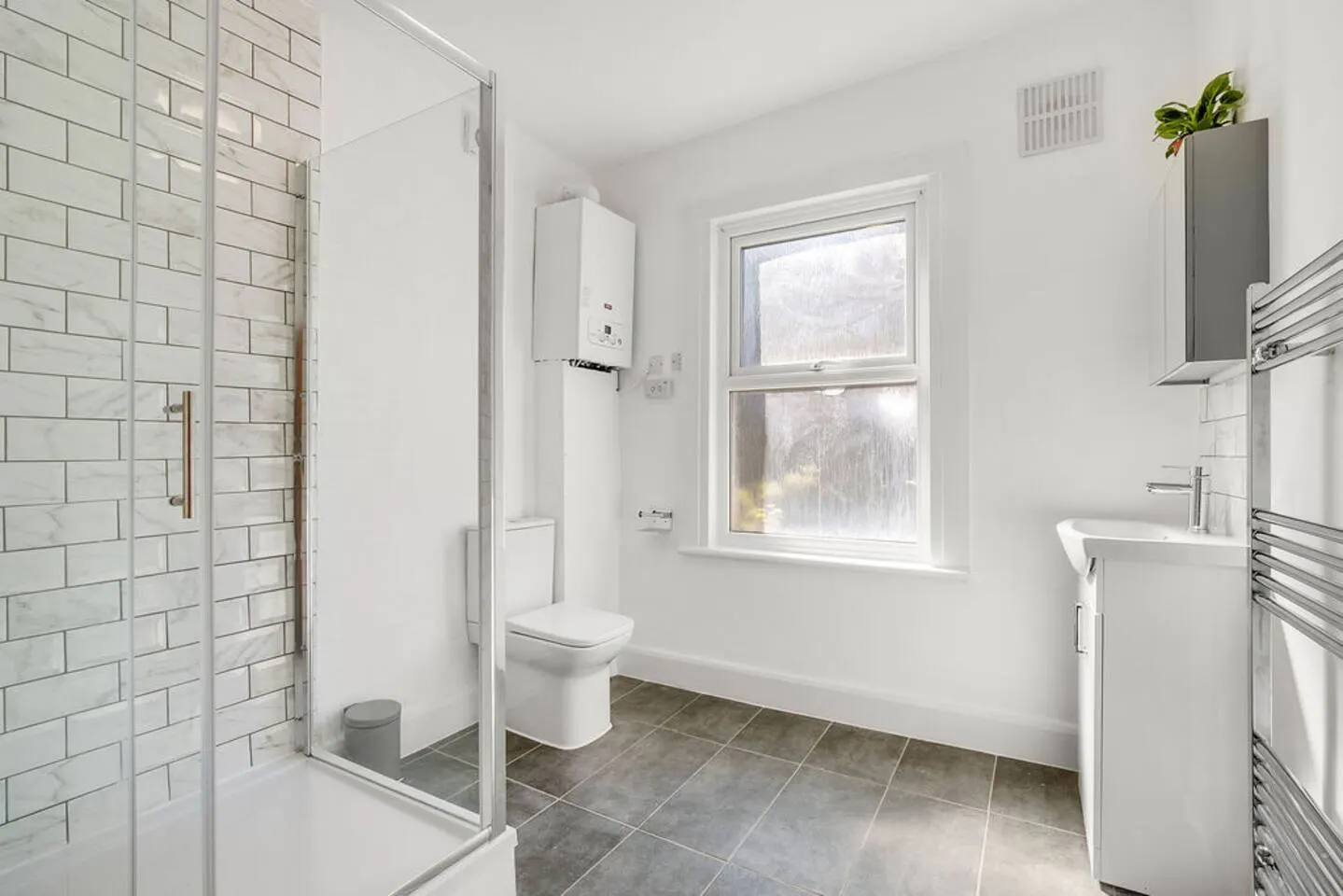 3 min from tube station& parking 11