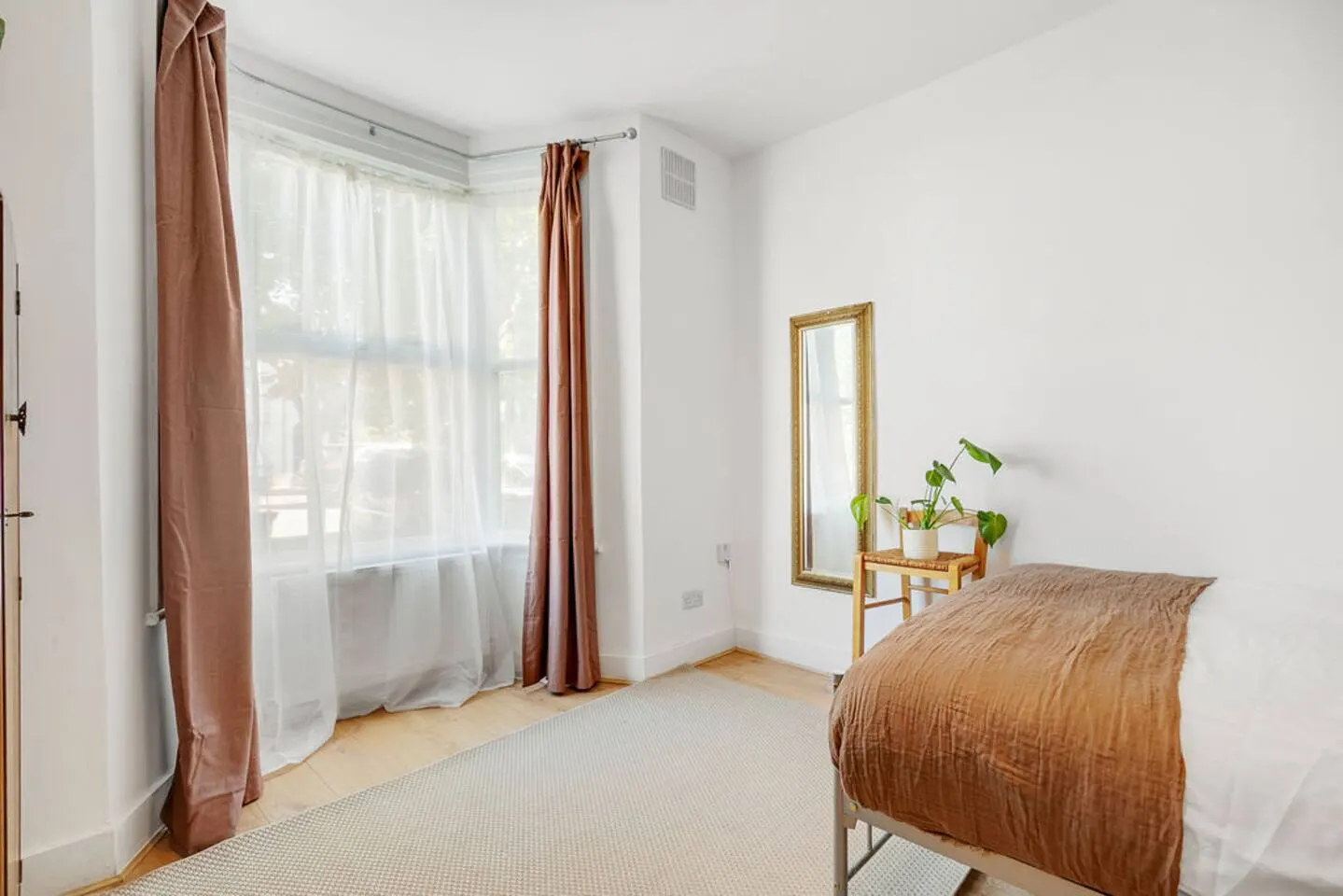 3 min from tube station& parking 16