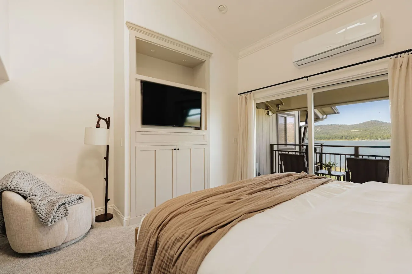 Lakefront and Local, Private Dock, Walk to Village 18