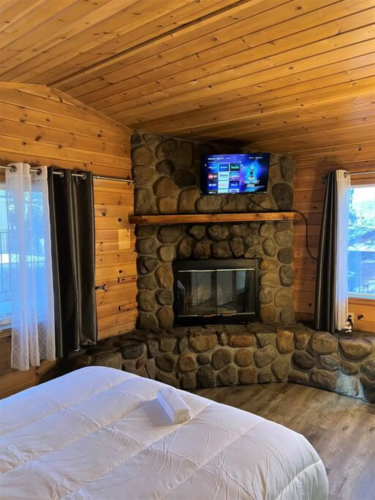 Cozy Lake-View Lodge Cabin #1 (2 BR Near Village) 7