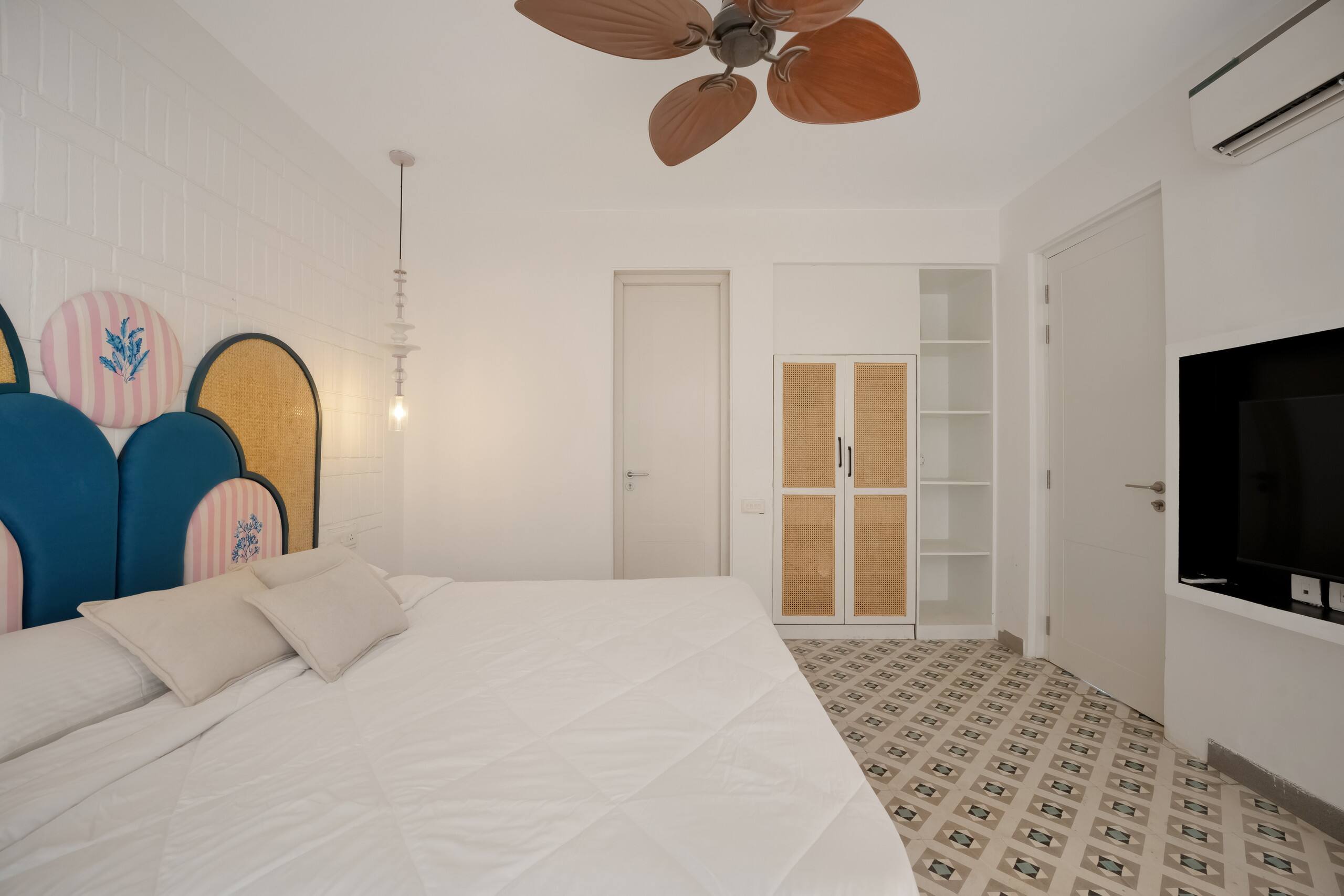 Sereno Santorini 2bhk Greek vibes w/ pvt jacuzzi 32