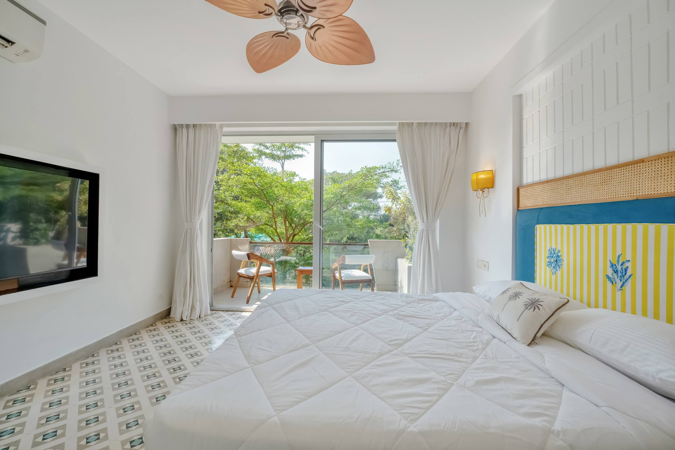 Sereno Santorini 2bhk Greek vibes w/ pvt jacuzzi 25