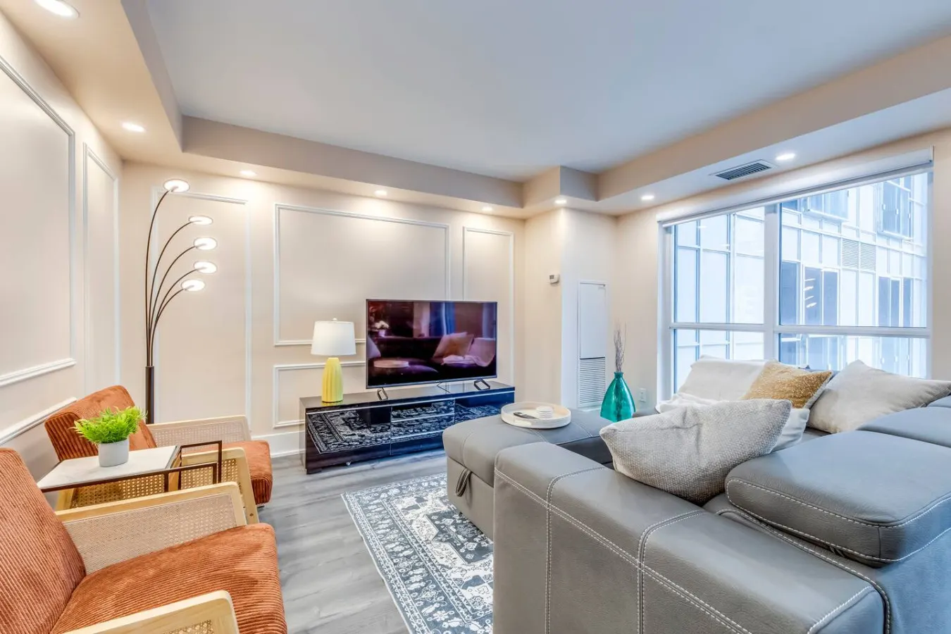 Designer 1BR Suite Sleeps 4 Prime Location 2
