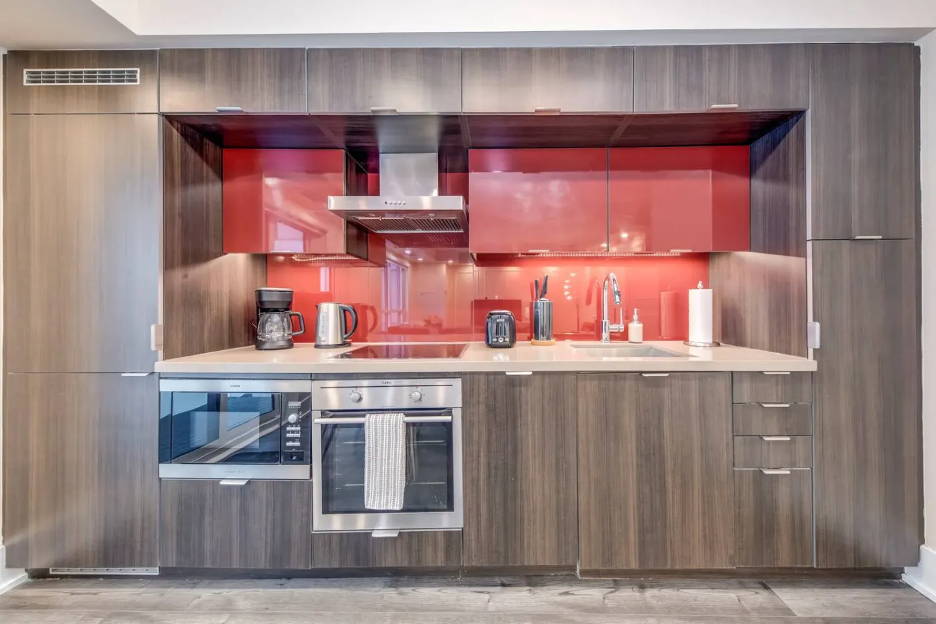 Designer 1BR Suite Sleeps 4 Prime Location 11