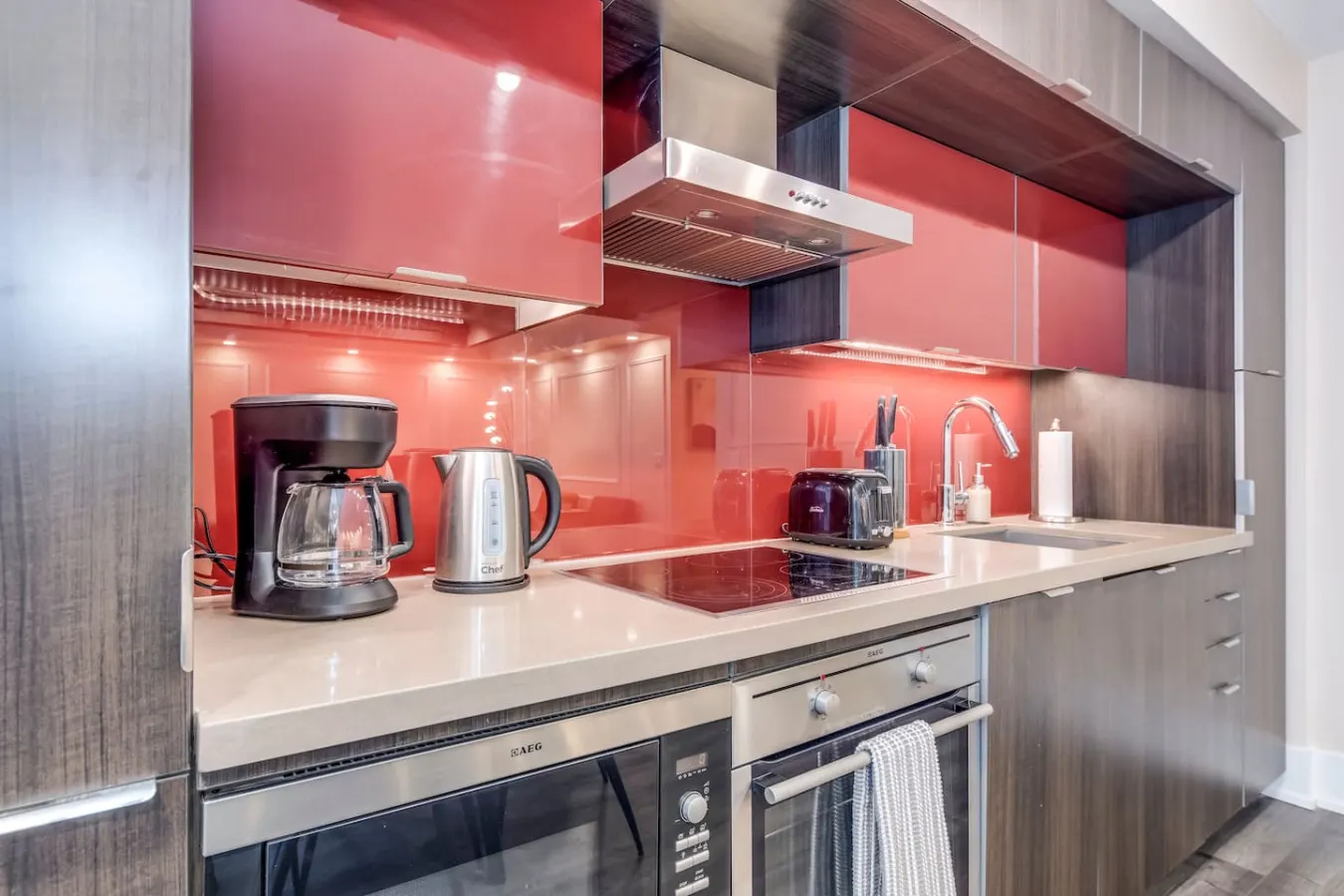 Designer 1BR Suite Sleeps 4 Prime Location 13