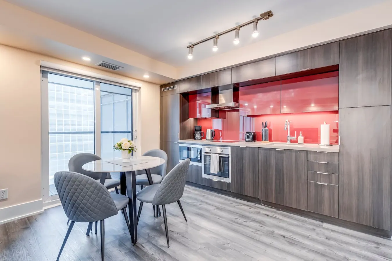 Designer 1BR Suite Sleeps 4 Prime Location 14