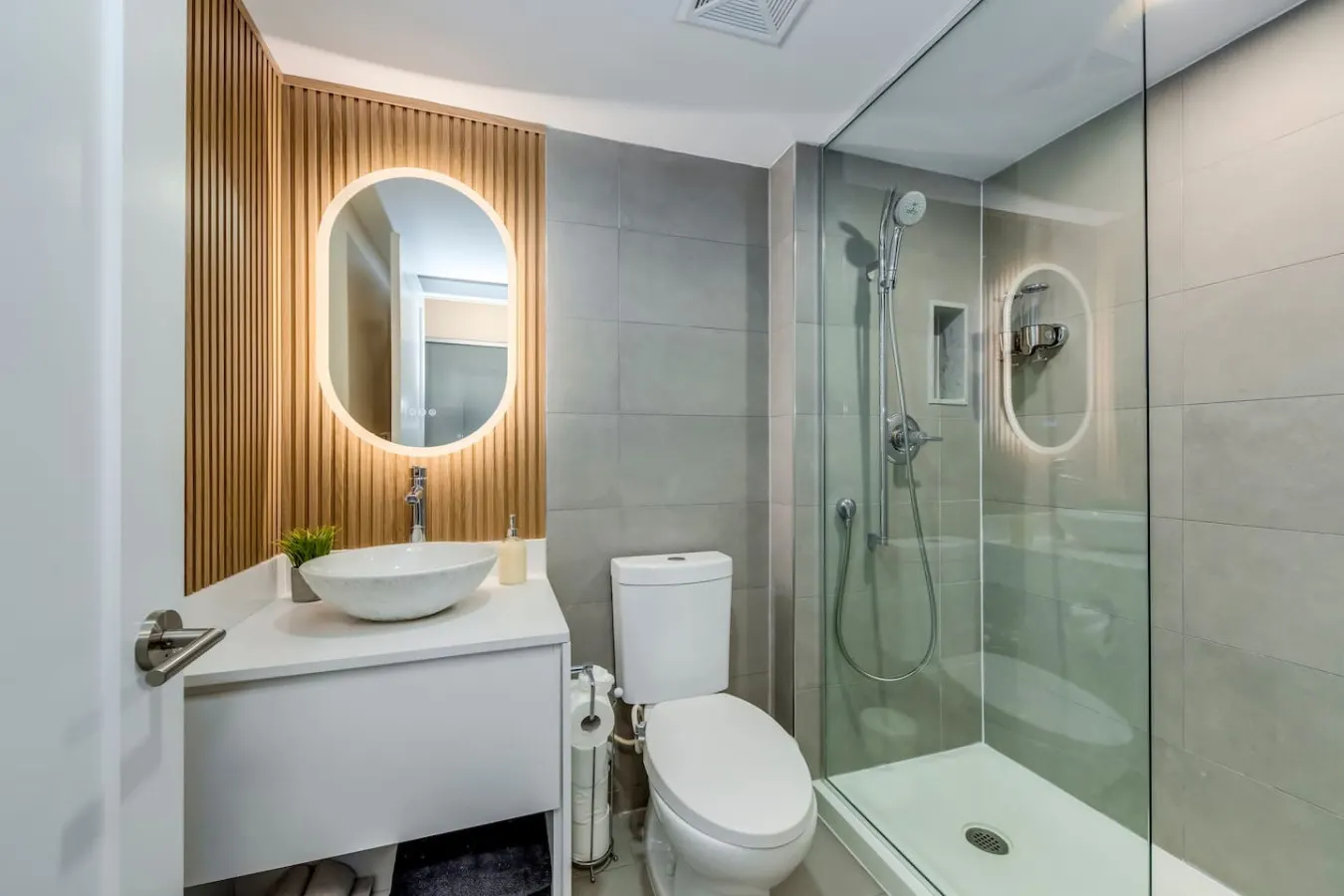 Designer 1BR Suite Sleeps 4 Prime Location 5
