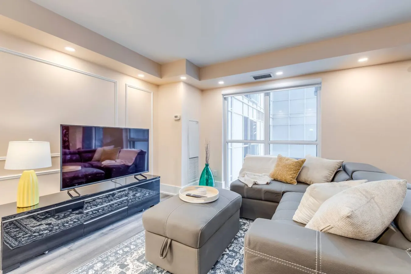 Designer 1BR Suite Sleeps 4 Prime Location 8