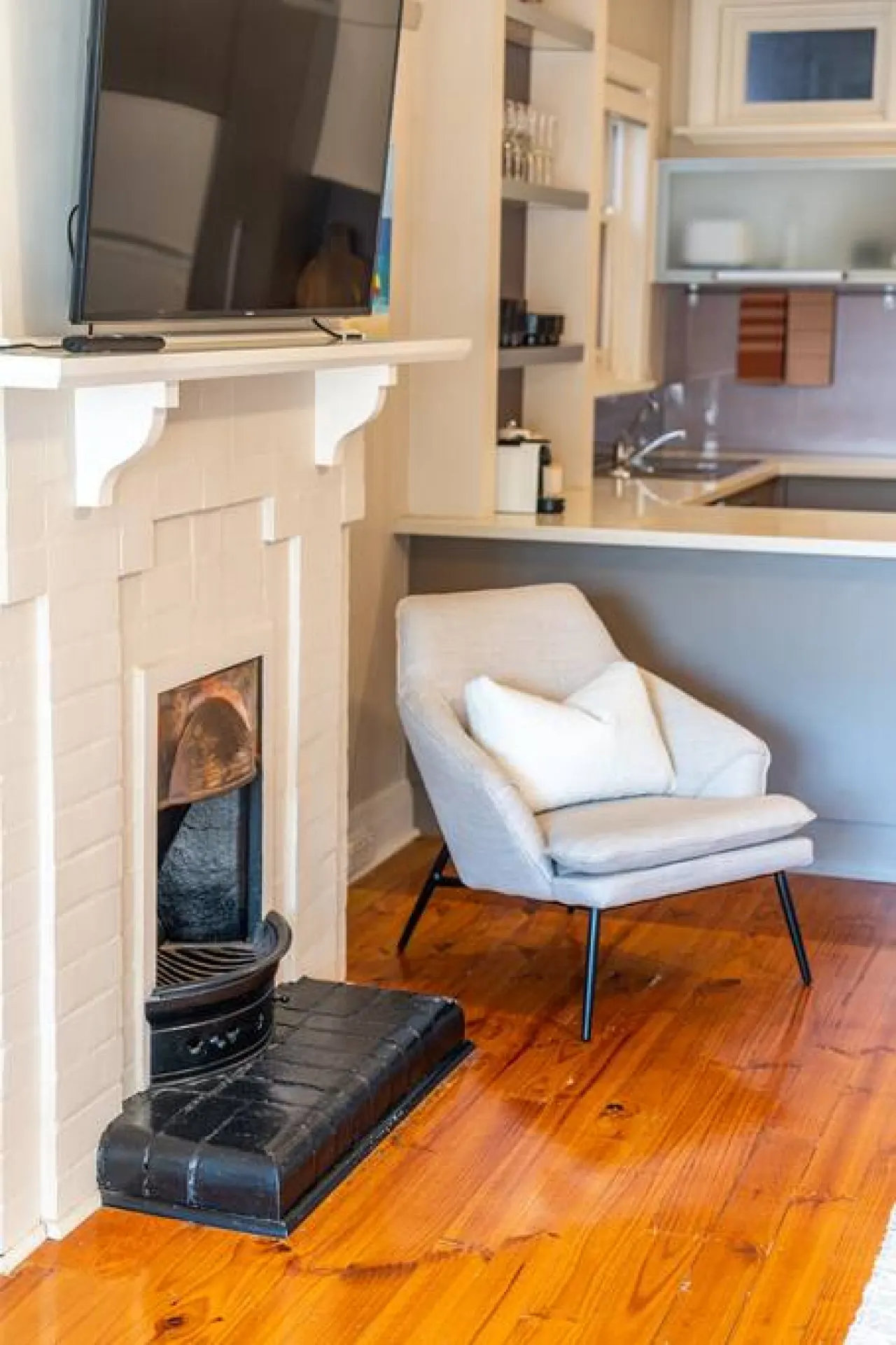 The Fourth @ Sussex House—Beach Ease off Jetty Rd 9